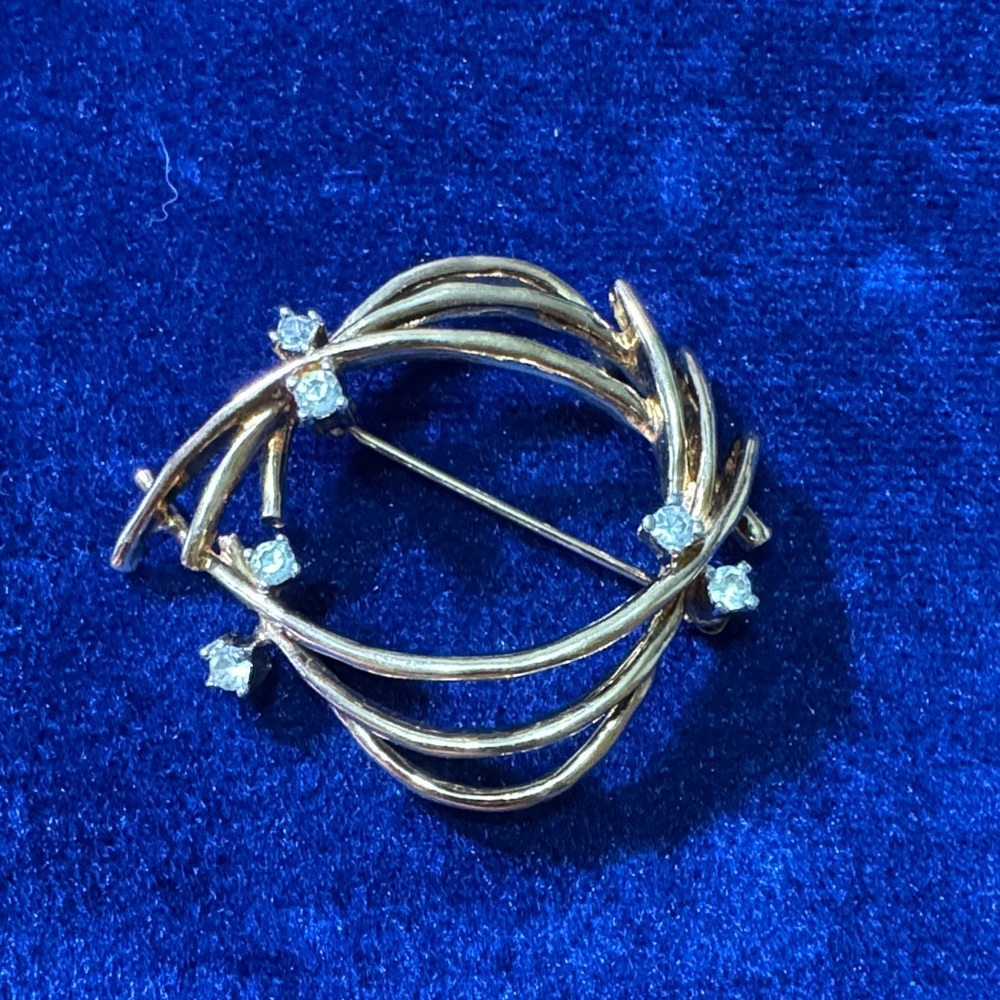 Sophisticated Gold Brooch with Crystal Accents